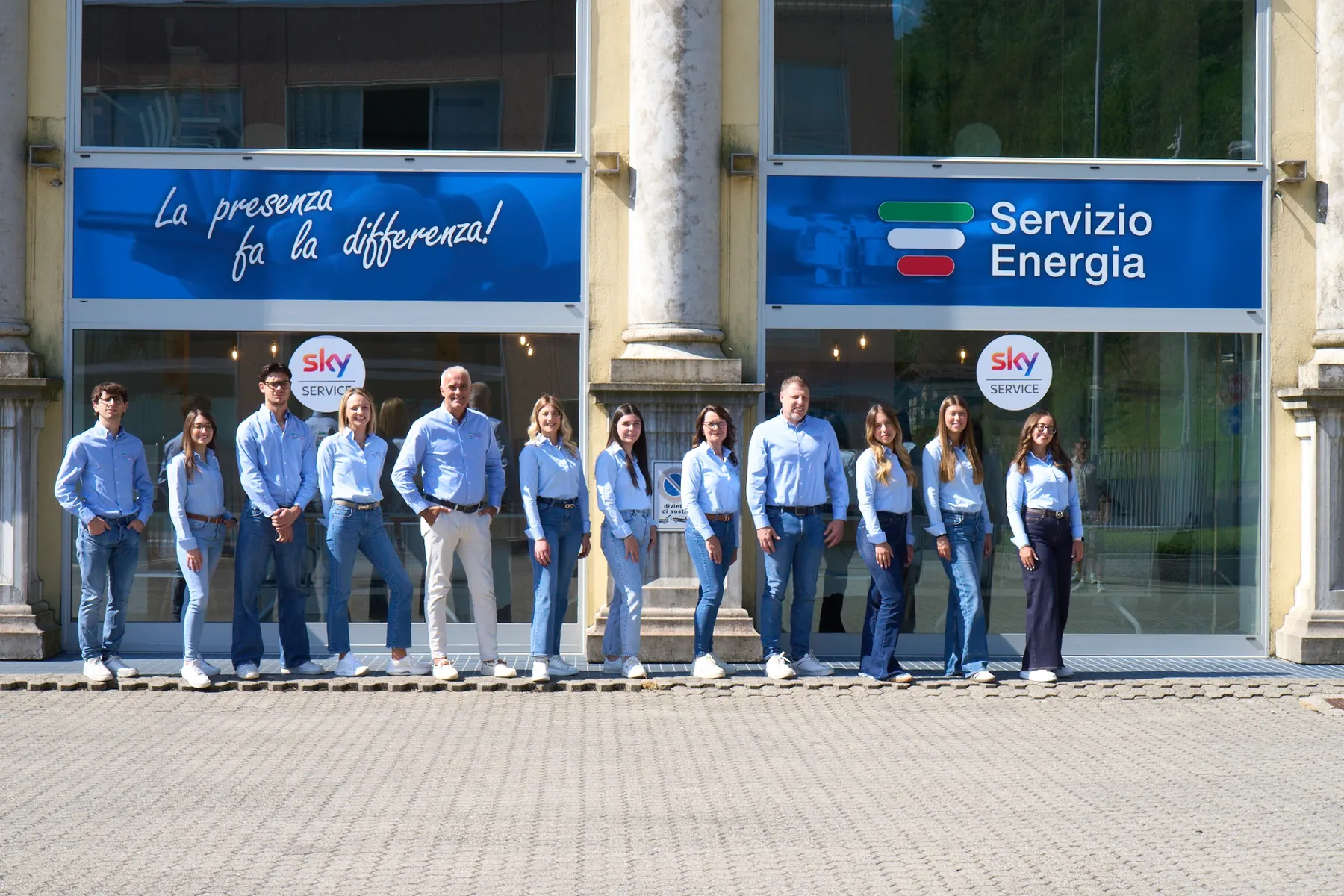 Il team di Servizio Energia davanti alla sede di Albino