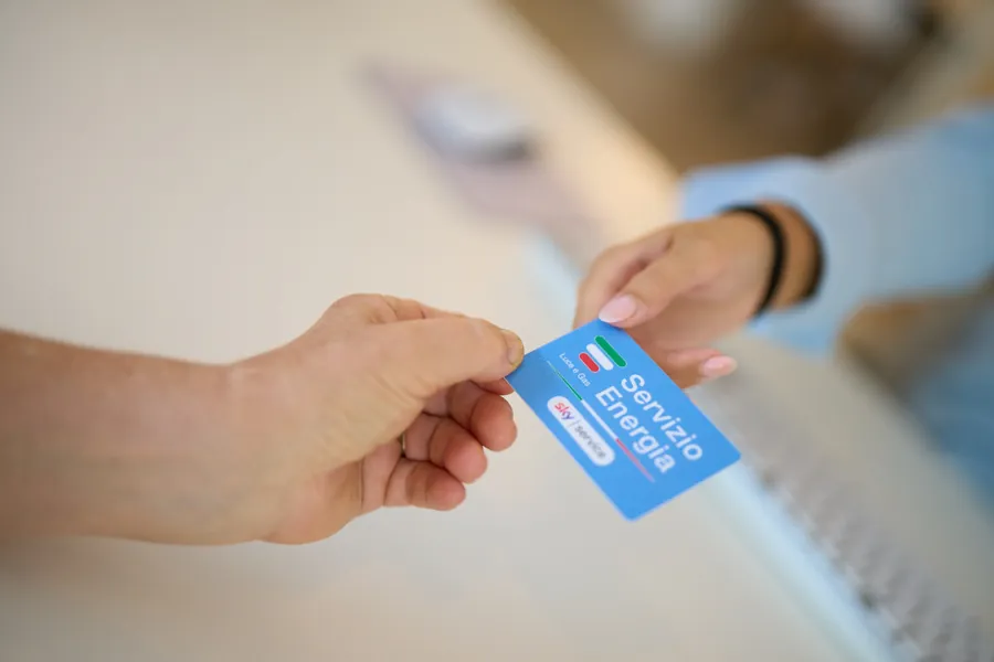 Consegna del biglietto da visita Servizio Energia
